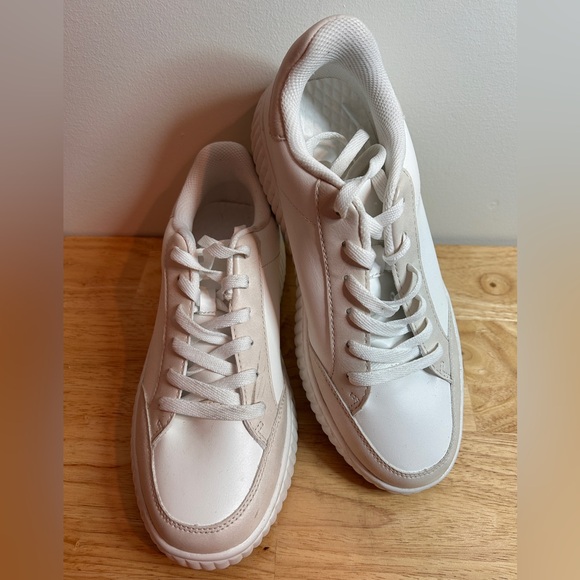 NWOT Vegan Dream Pairs Tennis Shoes Fashion Sneakers White/Tan Womens 8.5 - Picture 1 of 9